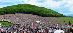 Every year at Pentecost, several hundred thousand ethnic Hungarians take part in the pilgrimage at Şumuleu Ciuc (Csiksomlyό)